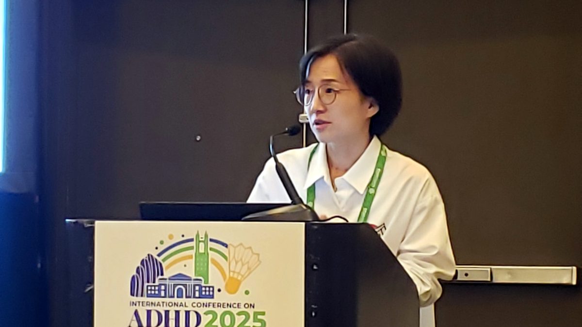 Joohee Seo presenting at an ADHD conference